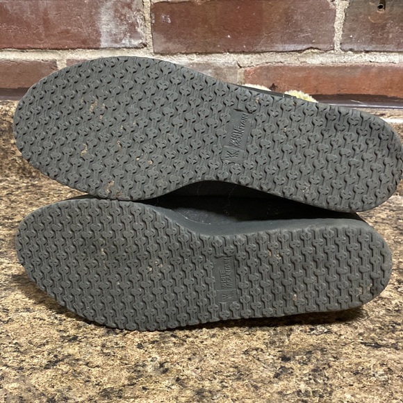 Gray suede white mountain boots, size 10. Beautiful barely worn. - Picture 5 of 5